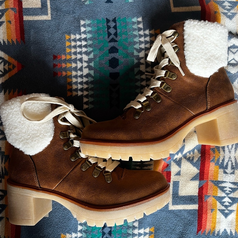 NEVER WORN cargo boots